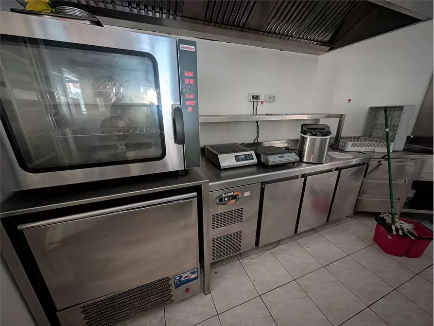 Immagine 10 di Negozio in affitto  in Via Martiri dei Lager a Perugia