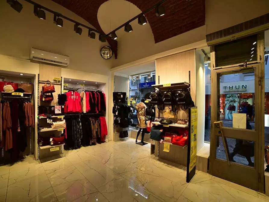 Immagine 2 di Negozio in vendita  in Via Giuseppe Garibaldi 28 a Torino