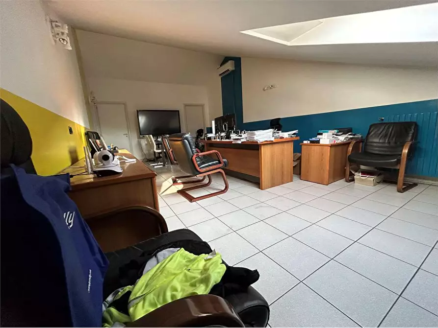 Immagine 10 di Ufficio in vendita  in Via Torre Pellice 17 a Torino