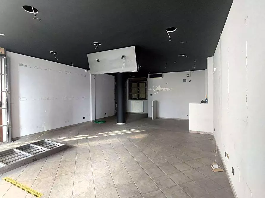 Immagine 4 di Negozio in vendita  a Chivasso