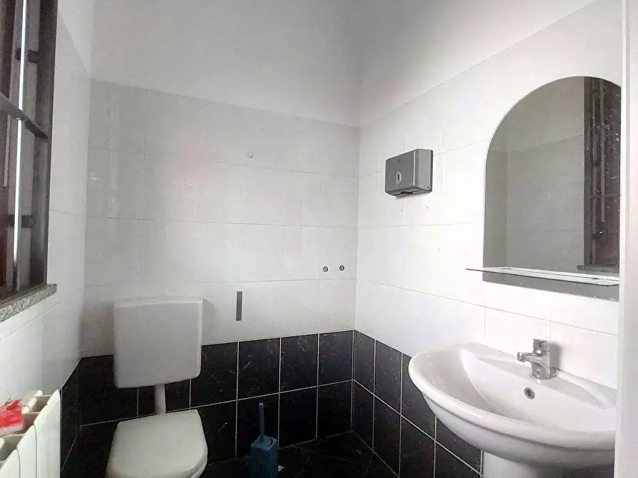 Immagine 6 di Negozio in vendita  a Chivasso