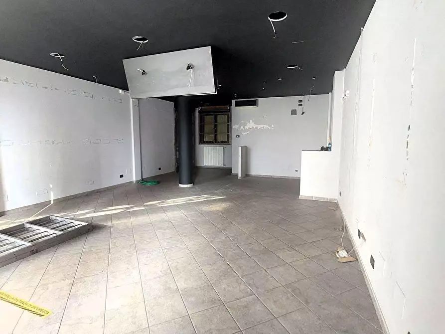 Immagine 3 di Negozio in vendita  a Chivasso