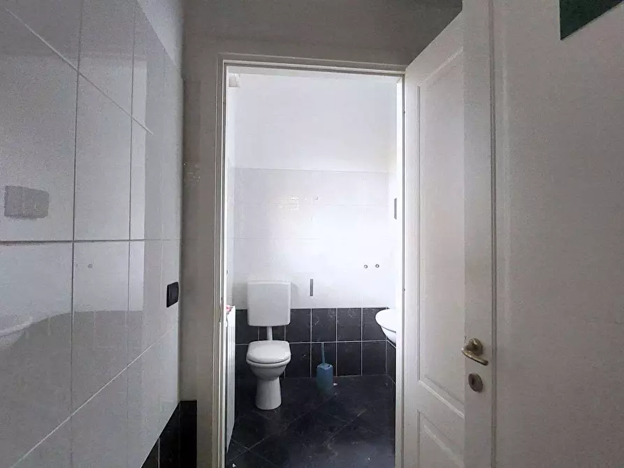 Immagine 5 di Negozio in vendita  a Chivasso