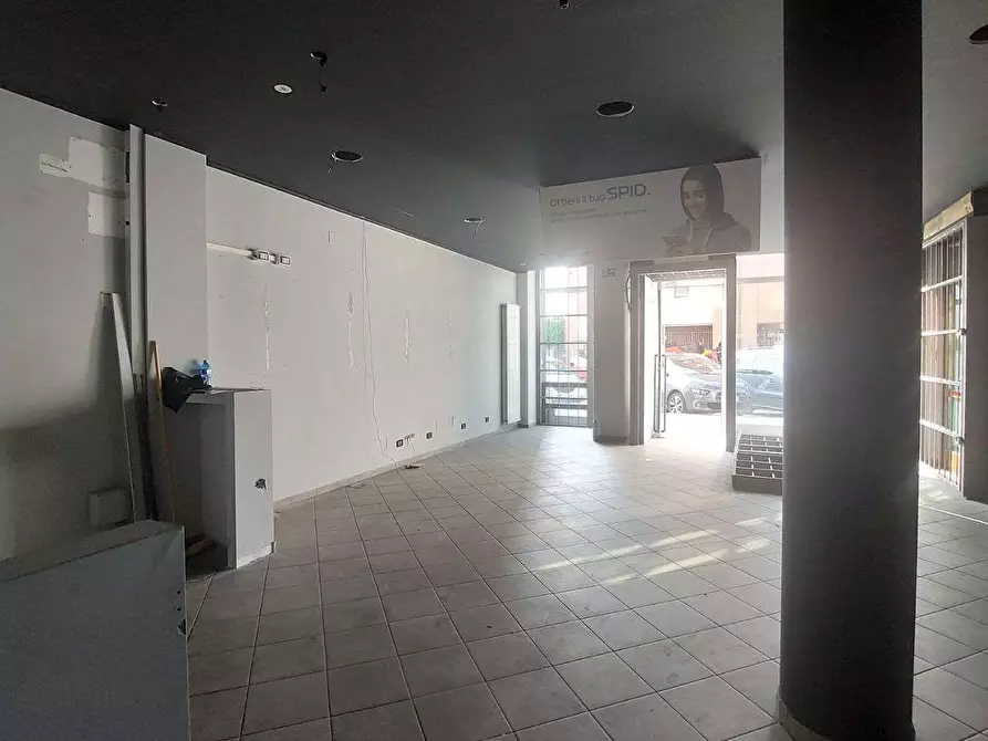 Immagine 8 di Negozio in vendita  a Chivasso