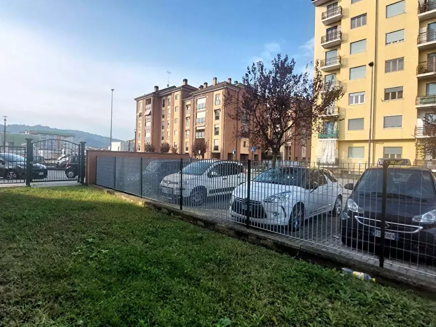 Immagine 10 di Negozio in vendita  a Chivasso