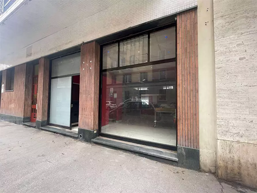 Immagine 5 di Negozio in vendita  in Via Monte Rosa  125 a Torino