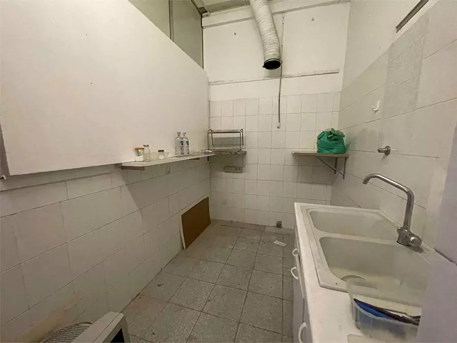 Immagine 8 di Negozio in vendita  in Via Monte Rosa  125 a Torino