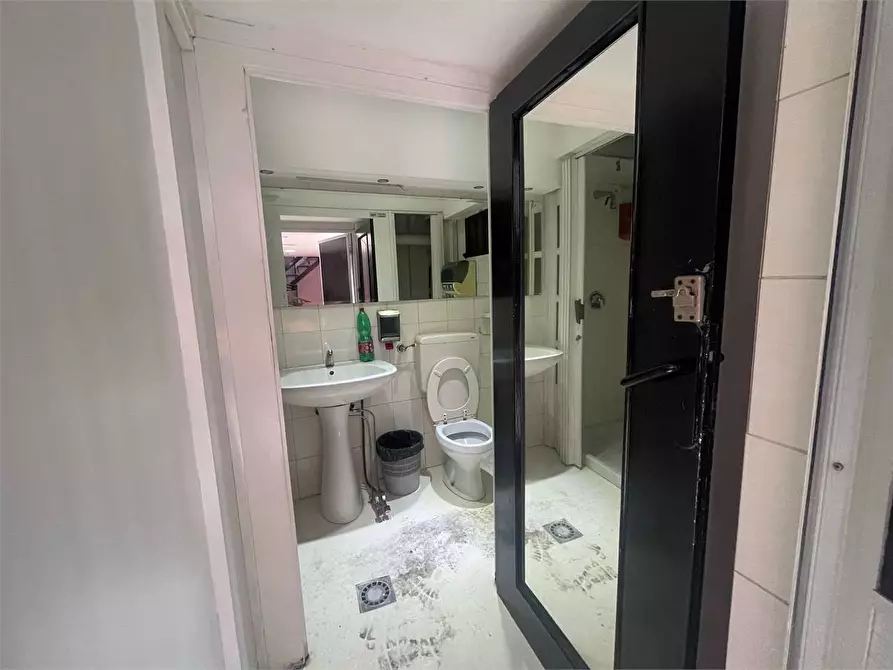 Immagine 19 di Negozio in vendita  in Via Monte Rosa  125 a Torino