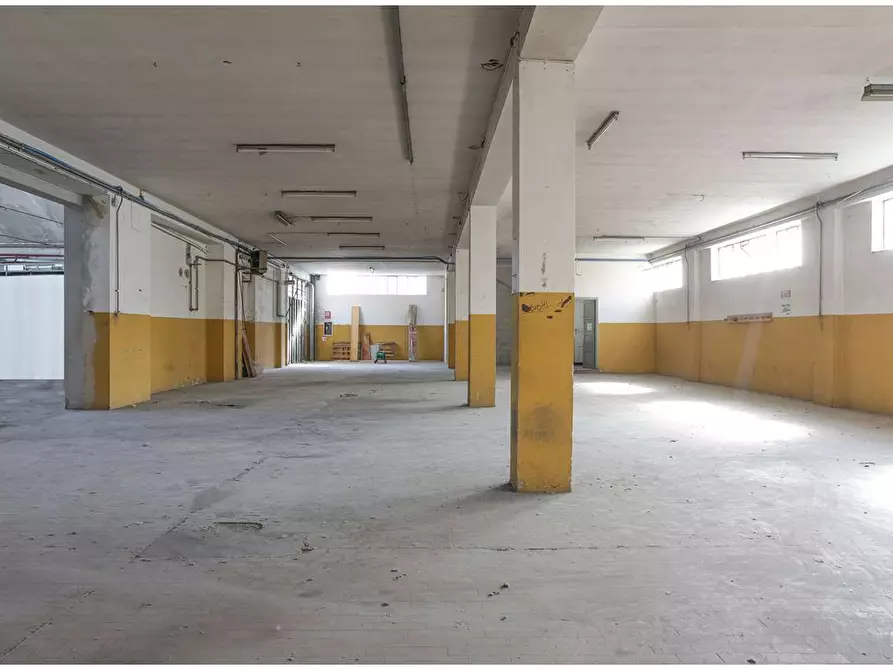 Immagine 35 di Stabile in vendita  in Via Marconi  1 a Cossato