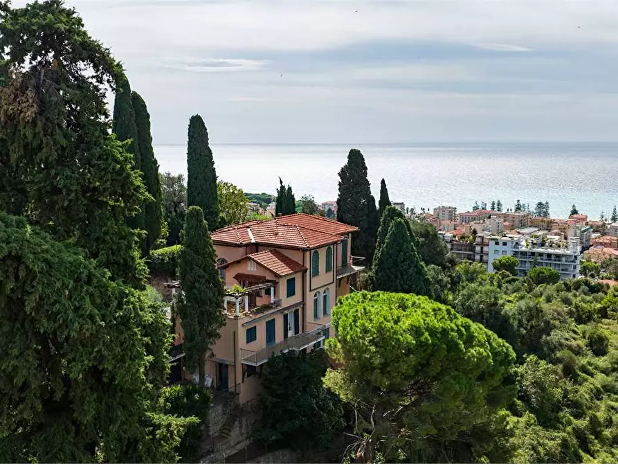 Immagine 1 di Villa in vendita  in Via Dei Colli 103 - 105 a Bordighera