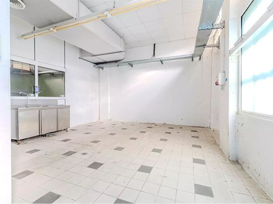 Immagine 10 di Negozio in vendita  in Corso Casale 34 a Asti