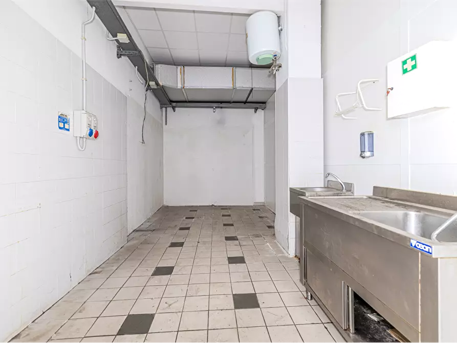 Immagine 11 di Negozio in vendita  in Corso Casale 34 a Asti