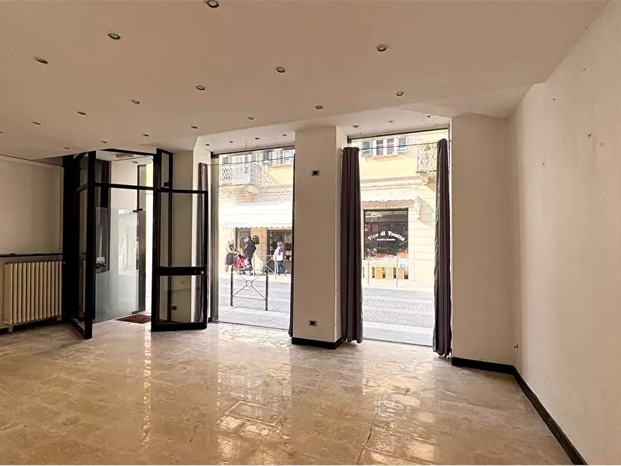 Immagine 26 di Negozio in vendita  in Via Camillo Benso Cavour 32 a Voghera