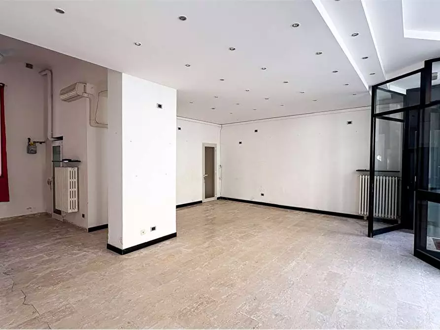 Immagine 30 di Negozio in vendita  in Via Camillo Benso Cavour 32 a Voghera