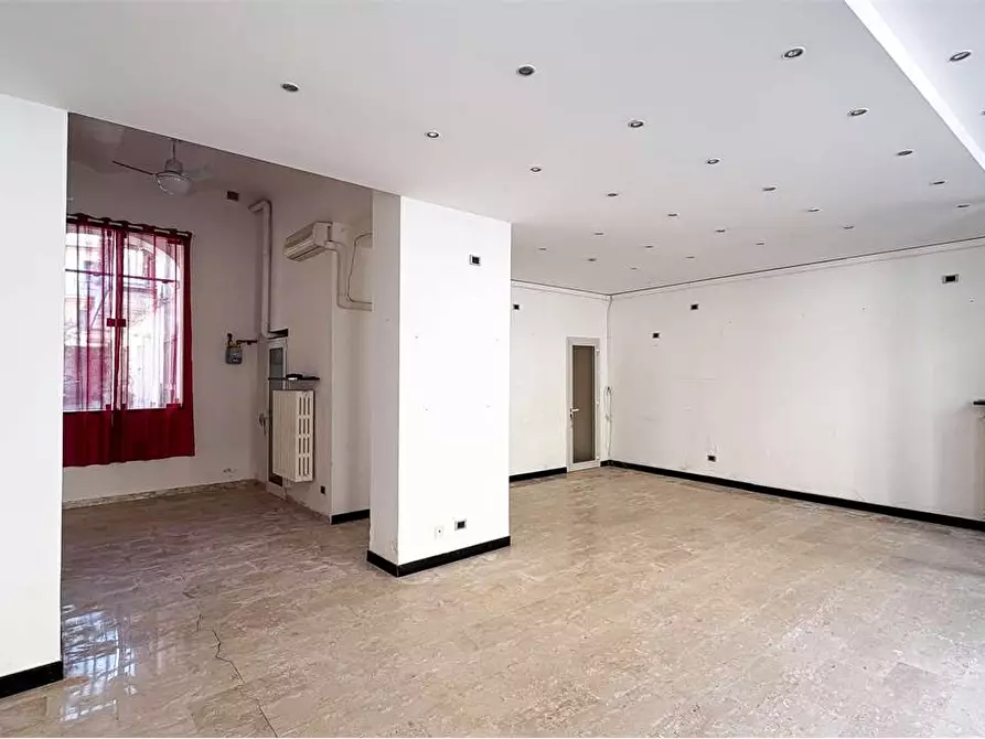 Immagine 31 di Negozio in vendita  in Via Camillo Benso Cavour 32 a Voghera