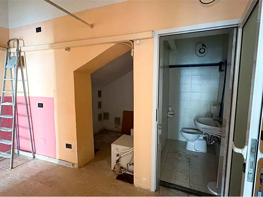 Immagine 36 di Negozio in vendita  in Via Camillo Benso Cavour 32 a Voghera