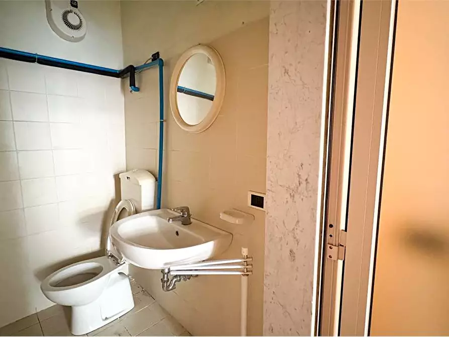 Immagine 40 di Negozio in vendita  in Via Camillo Benso Cavour 32 a Voghera