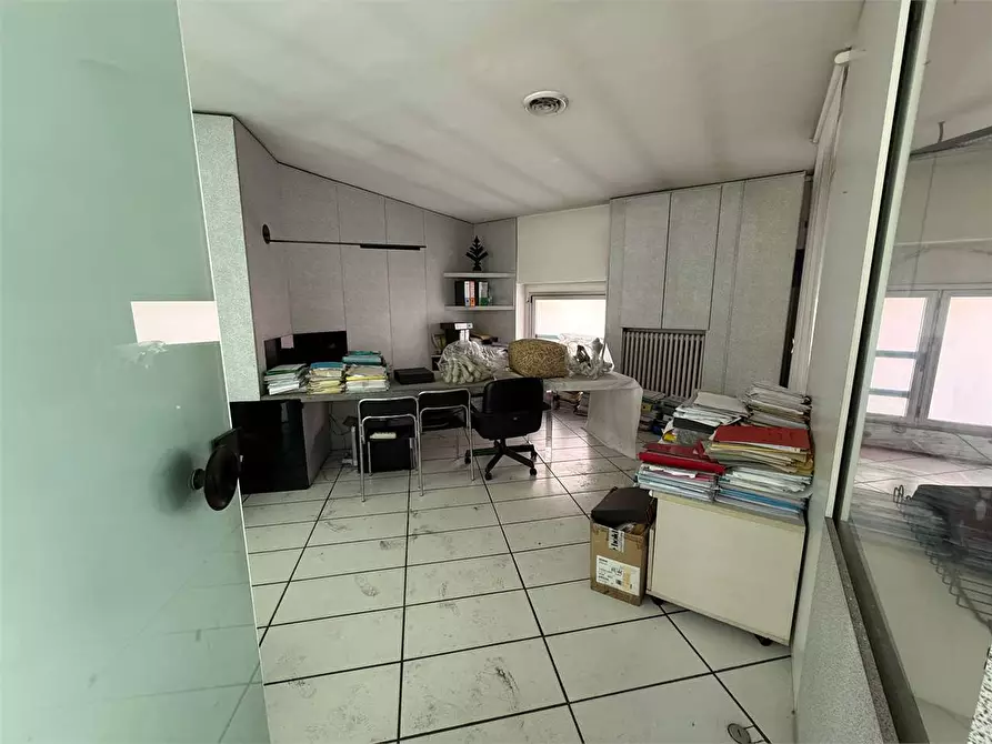 Immagine 15 di Negozio in affitto  in Via Aosta 21 a Torino