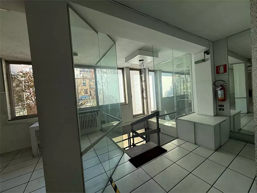 Immagine 16 di Negozio in affitto  in Via Aosta 21 a Torino