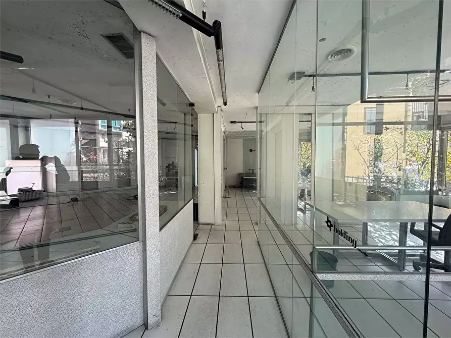 Immagine 17 di Negozio in affitto  in Via Aosta 21 a Torino