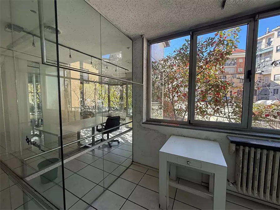 Immagine 19 di Negozio in affitto  in Via Aosta 21 a Torino