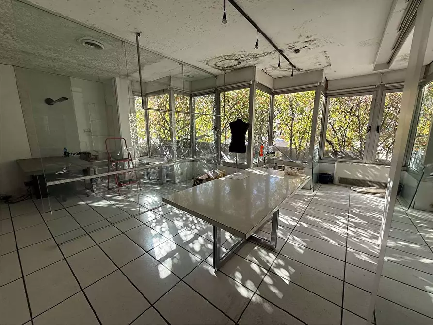 Immagine 21 di Negozio in affitto  in Via Aosta 21 a Torino