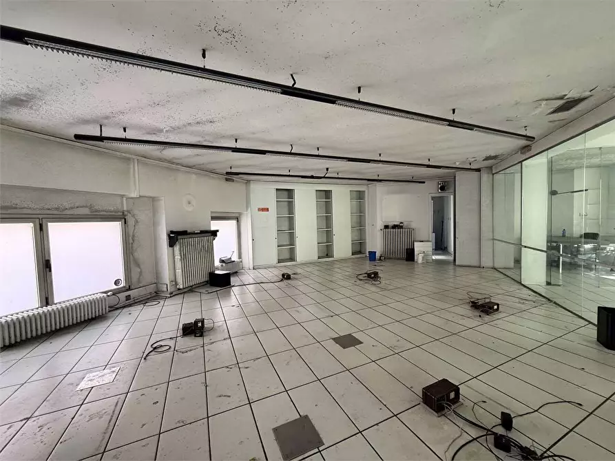 Immagine 23 di Negozio in affitto  in Via Aosta 21 a Torino