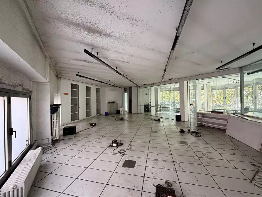 Immagine 24 di Negozio in affitto  in Via Aosta 21 a Torino