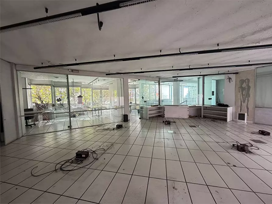 Immagine 25 di Negozio in affitto  in Via Aosta 21 a Torino