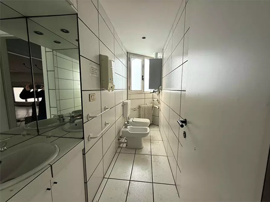 Immagine 27 di Negozio in affitto  in Via Aosta 21 a Torino