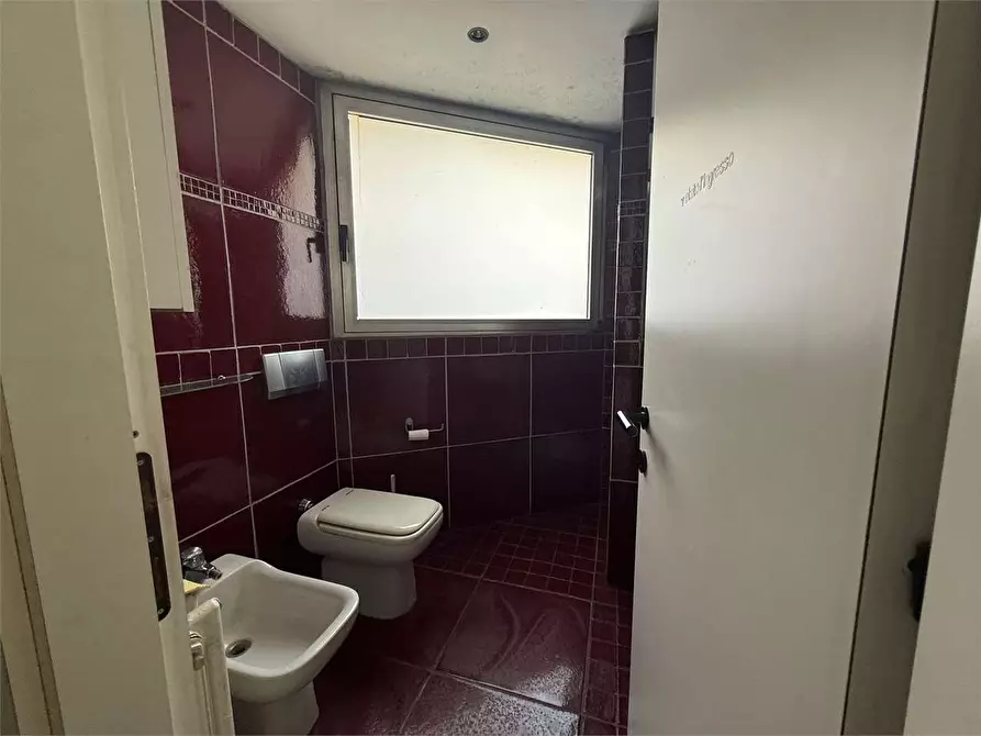 Immagine 28 di Negozio in affitto  in Via Aosta 21 a Torino