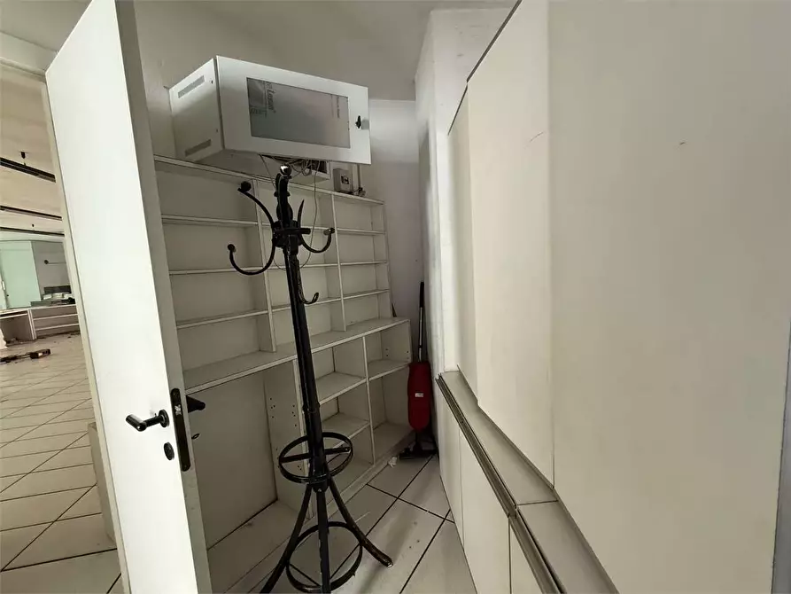 Immagine 29 di Negozio in affitto  in Via Aosta 21 a Torino