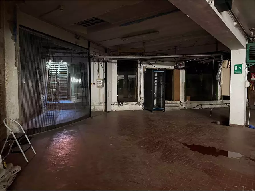 Immagine 8 di Negozio in affitto  in Via Aosta 21 a Torino