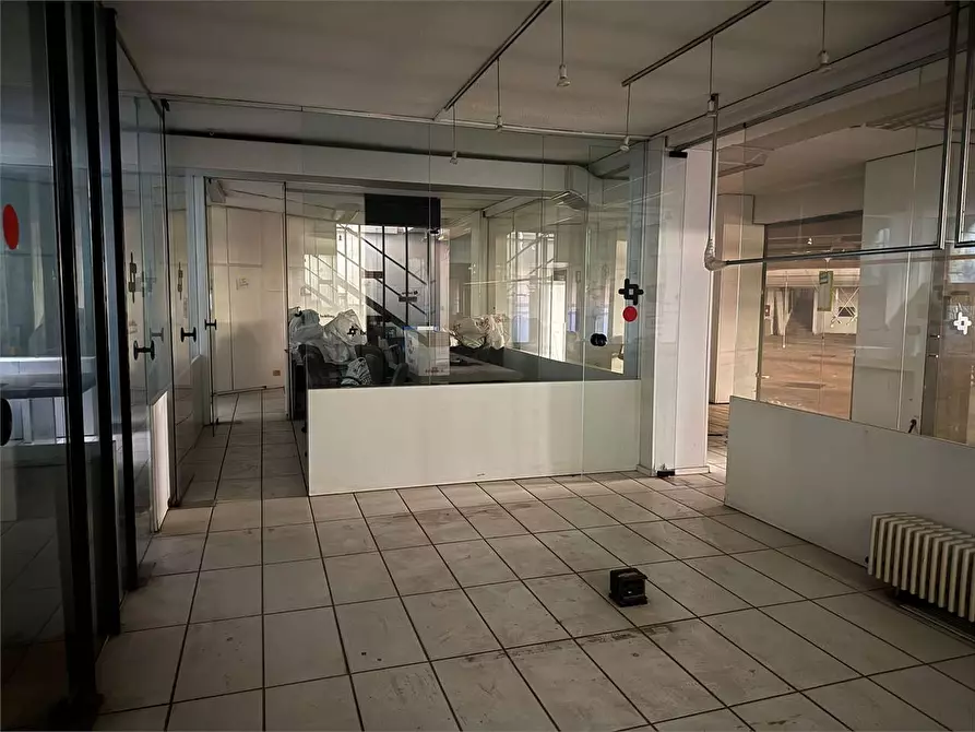 Immagine 30 di Negozio in affitto  in Via Aosta 21 a Torino