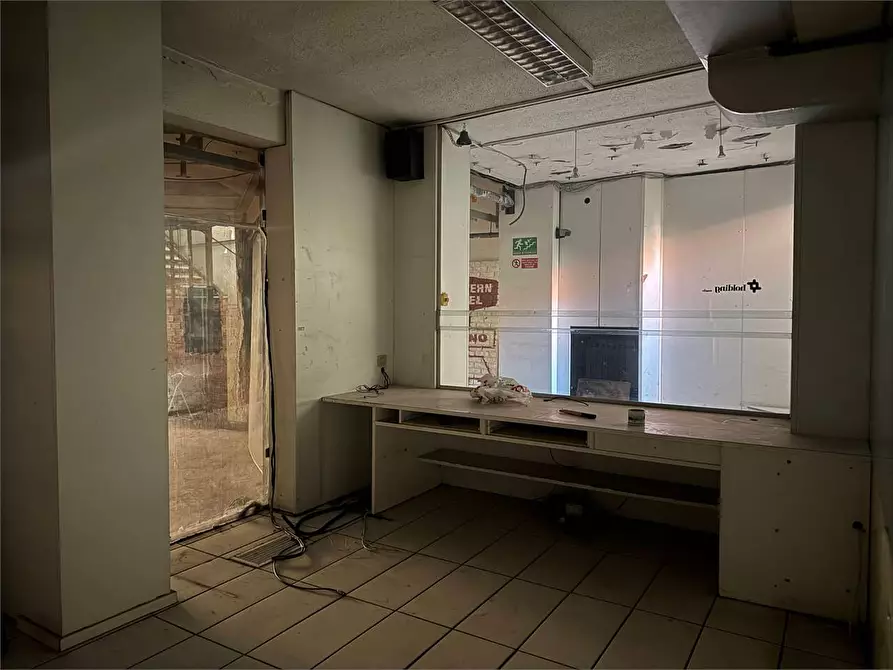 Immagine 31 di Negozio in affitto  in Via Aosta 21 a Torino