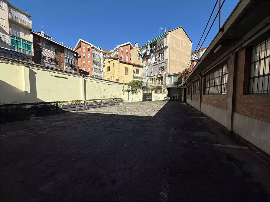 Immagine 32 di Negozio in affitto  in Via Aosta 21 a Torino