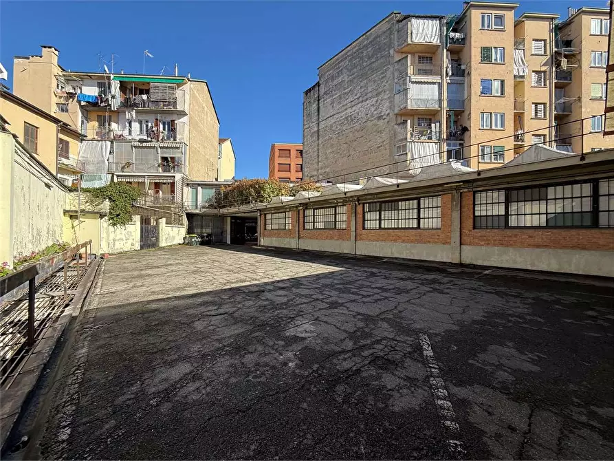 Immagine 33 di Negozio in affitto  in Via Aosta 21 a Torino