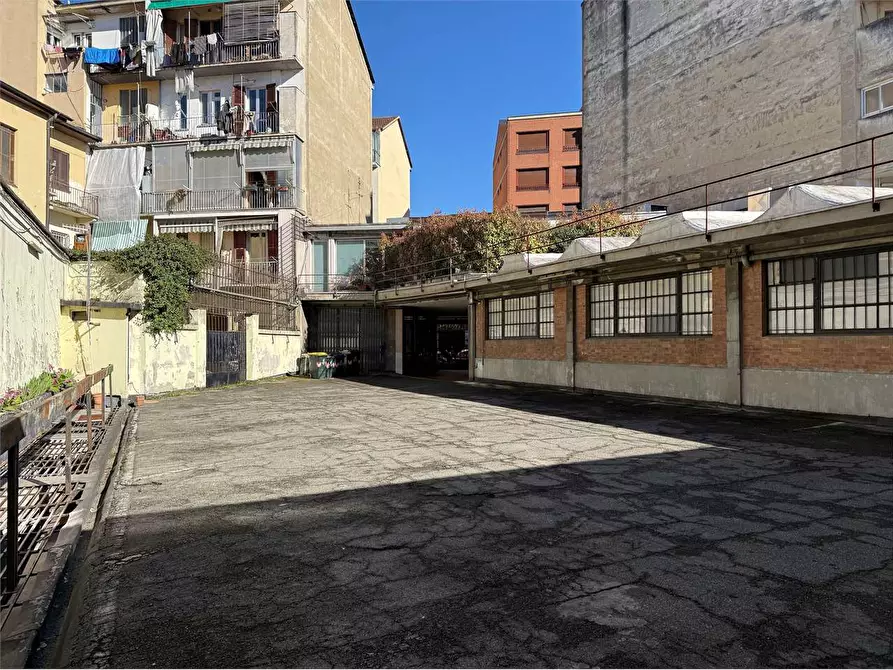 Immagine 34 di Negozio in affitto  in Via Aosta 21 a Torino