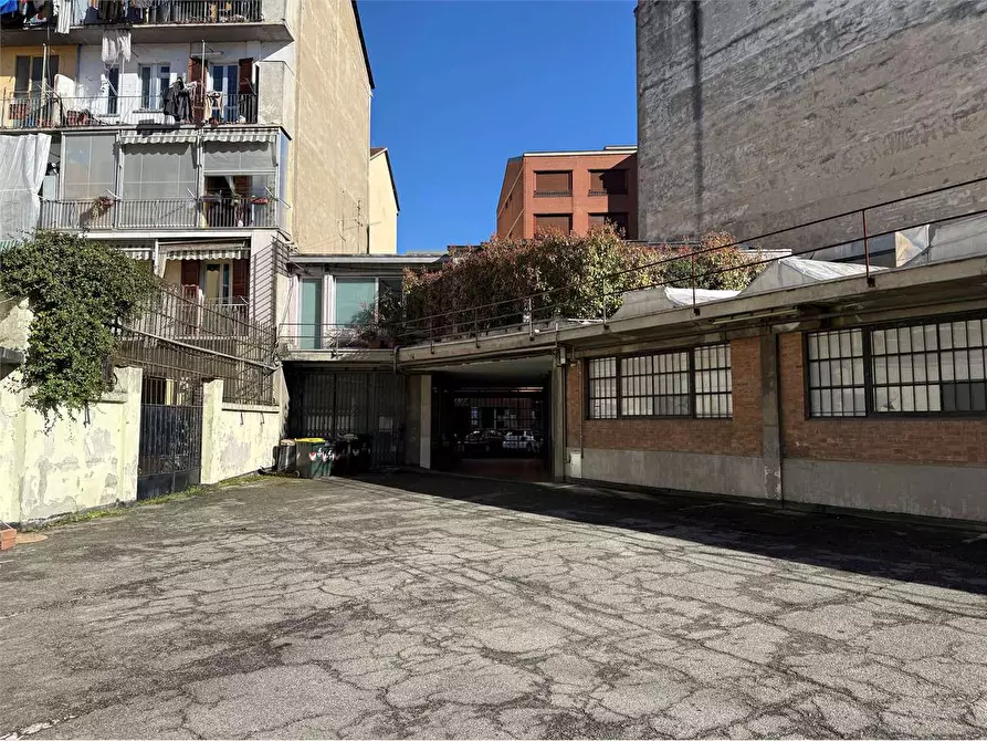 Immagine 35 di Negozio in affitto  in Via Aosta 21 a Torino
