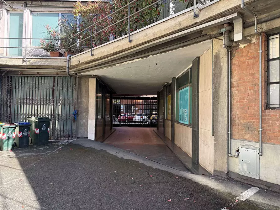 Immagine 37 di Negozio in affitto  in Via Aosta 21 a Torino