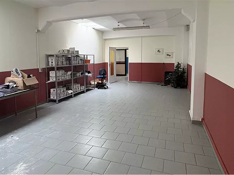 Immagine 35 di Negozio in vendita  in via pietrino belli 31 a Torino