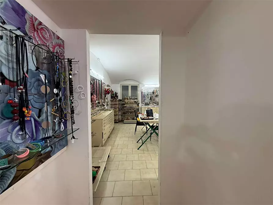 Immagine 17 di Negozio in affitto  a Torino
