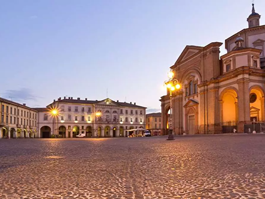 Immagine 2 di Negozio in affitto  in Via Camillo Benso Cavour 32 a Voghera