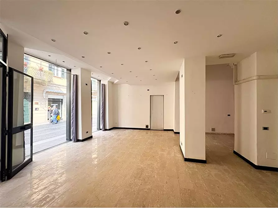 Immagine 16 di Negozio in affitto  in Via Camillo Benso Cavour 32 a Voghera