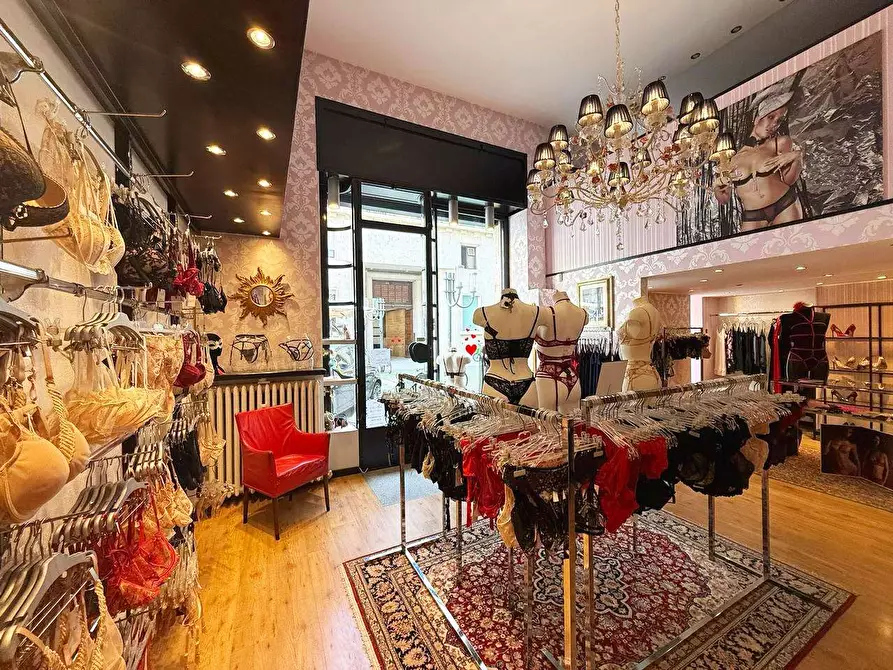 Immagine 7 di Negozio in affitto  in Via buozzi 2 a Torino