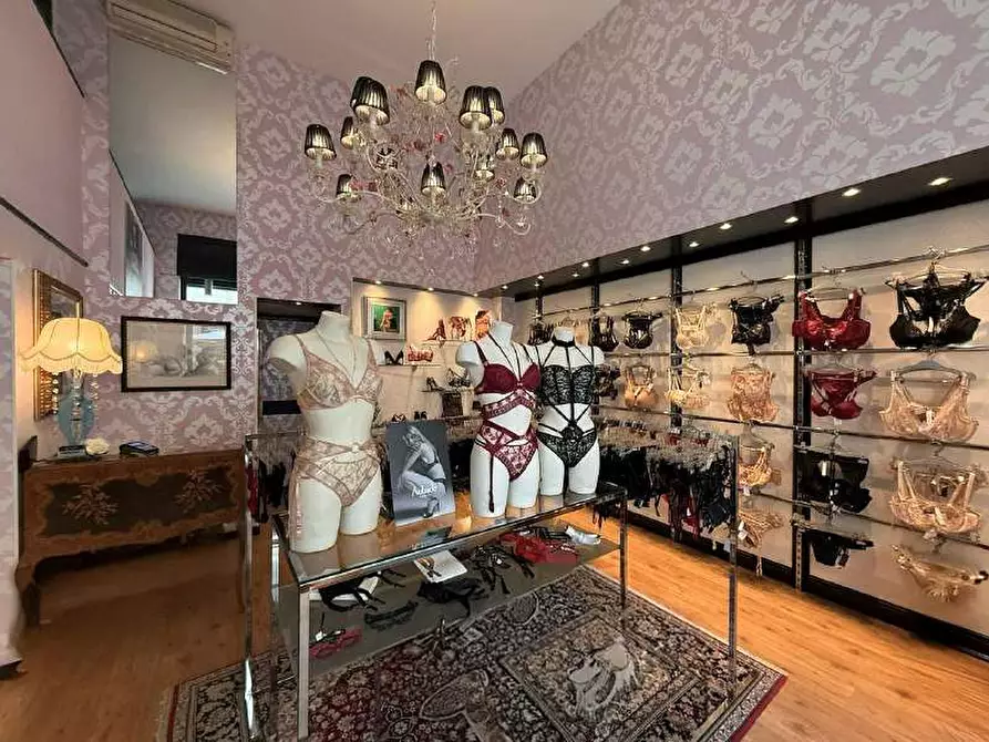 Immagine 4 di Negozio in affitto  in Via buozzi 2 a Torino