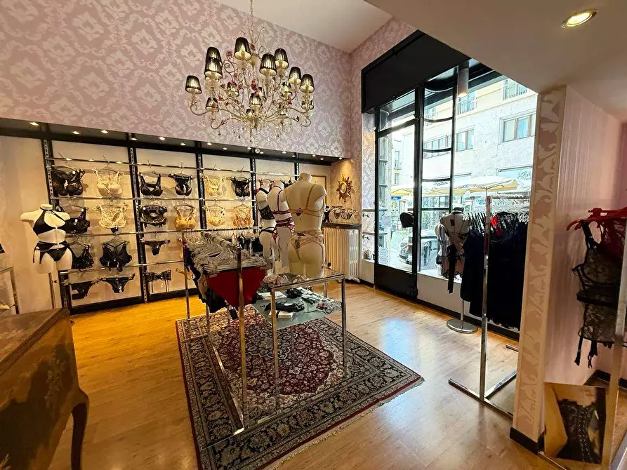 Immagine 5 di Negozio in affitto  in Via buozzi 2 a Torino