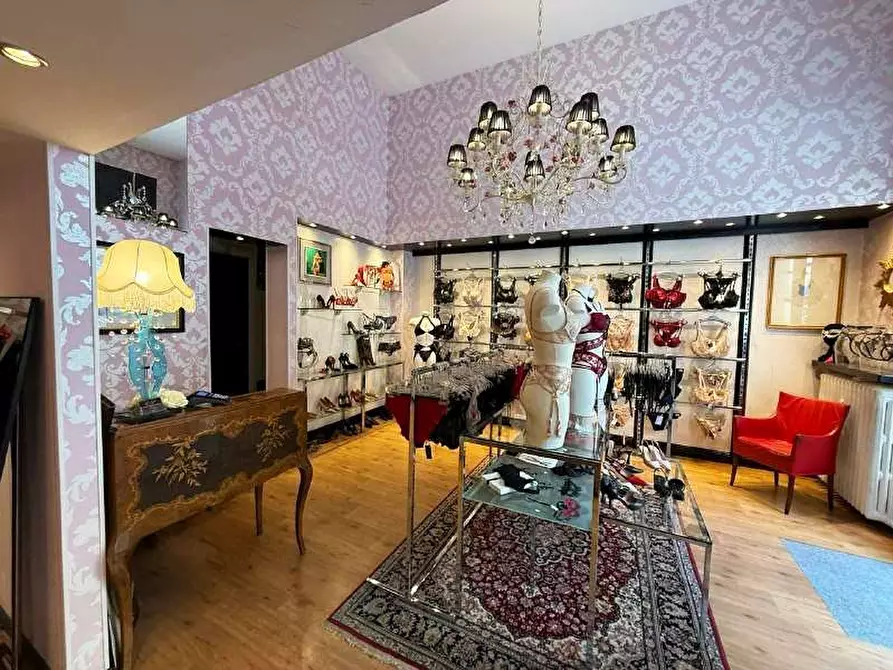 Immagine 6 di Negozio in affitto  in Via buozzi 2 a Torino