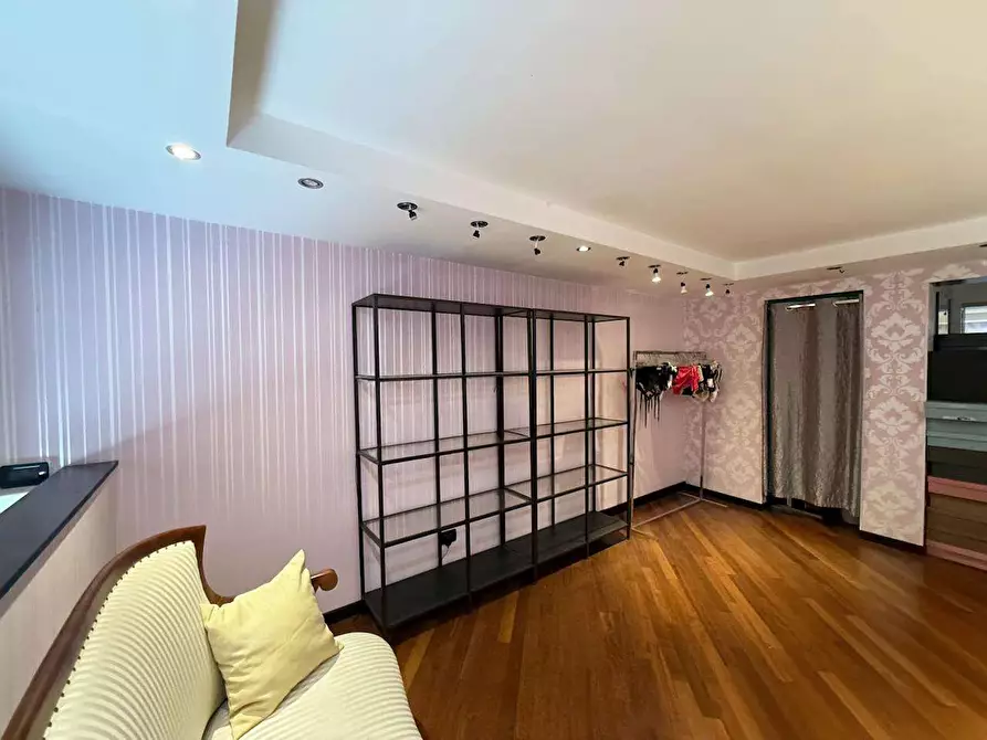 Immagine 19 di Negozio in affitto  in Via buozzi 2 a Torino