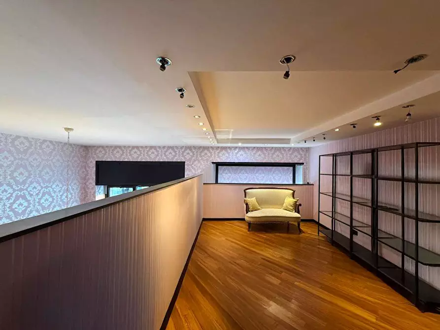 Immagine 20 di Negozio in affitto  in Via buozzi 2 a Torino